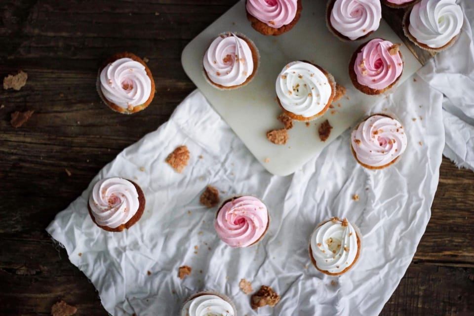 RHUBARB CUPCAKES WITH ALMOND COOKIES