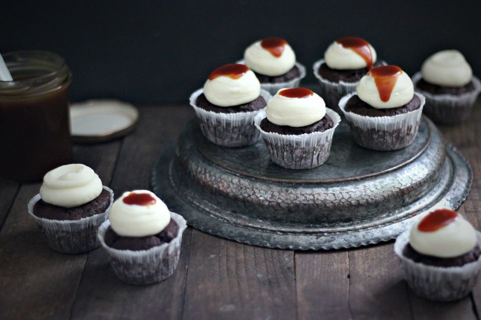 CHOCOLATE CUPCAKES WITH SALTED CARAMEL AND CREAM CHEESE FROSTING