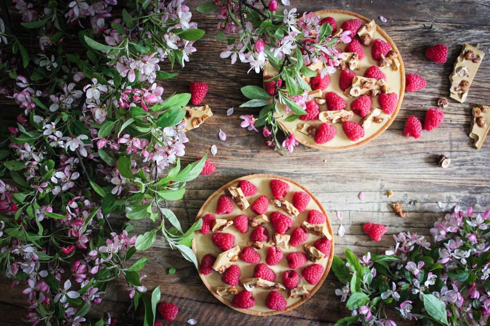 RASPBERRY CARAMELIZED WHITE CHOCOLATE TART