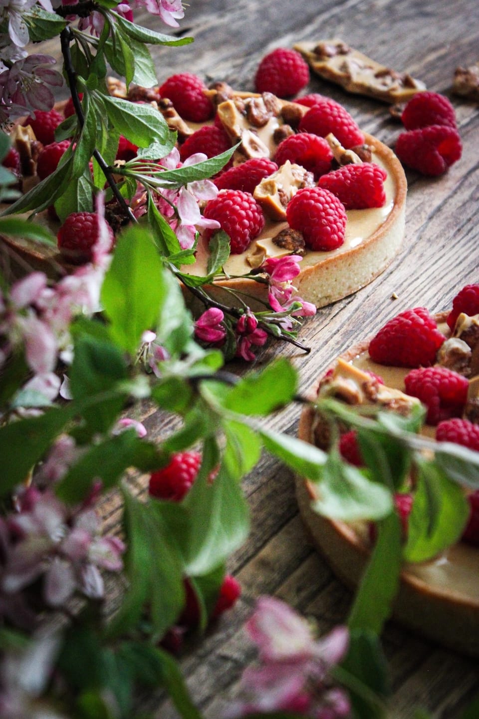 RASPBERRY CARAMELIZED WHITE CHOCOLATE TART